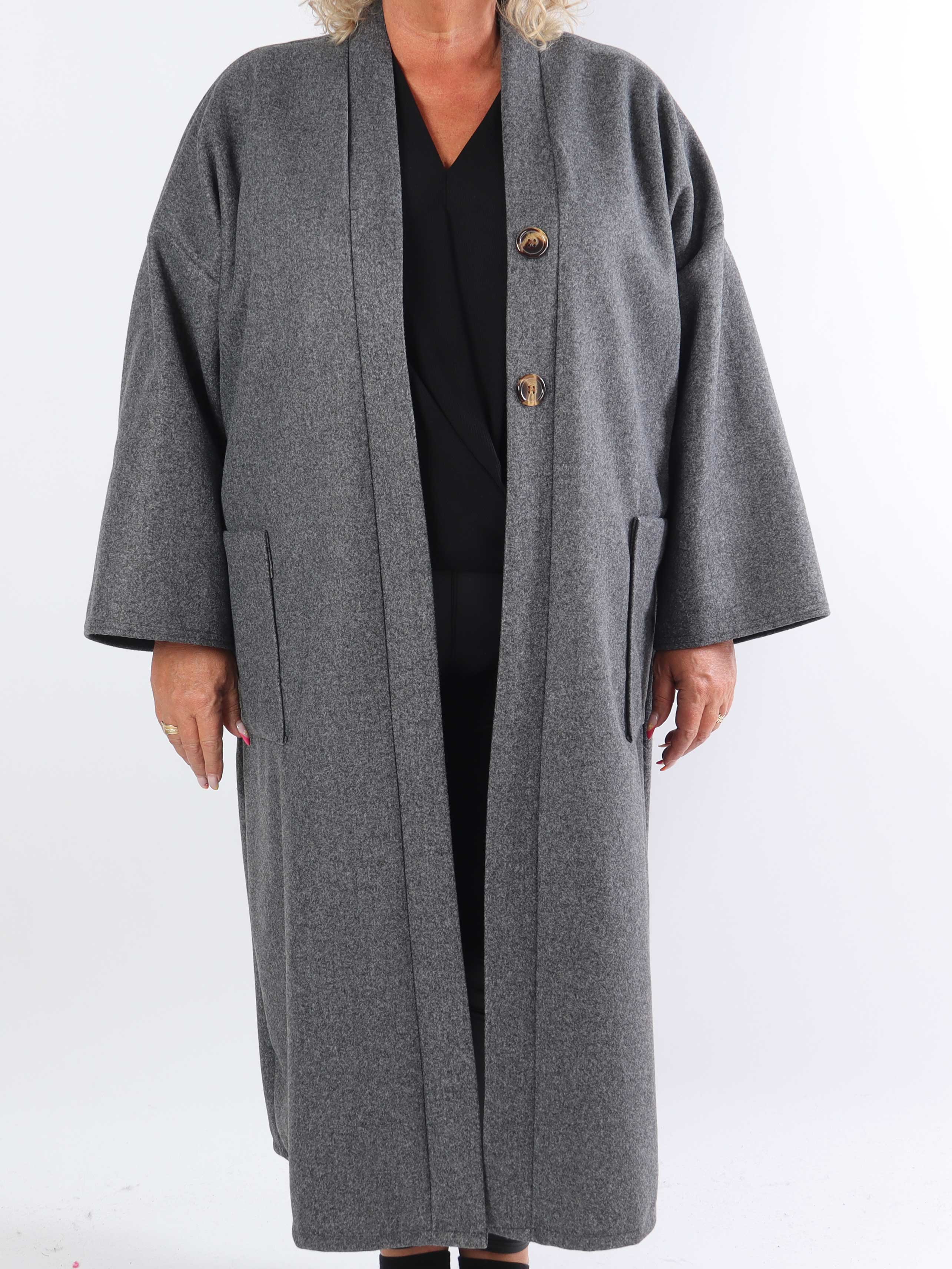 Abbelin - Lång plus size-kappa med dekorativa knappar